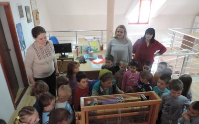 Predškolci tkali u Biblioteci